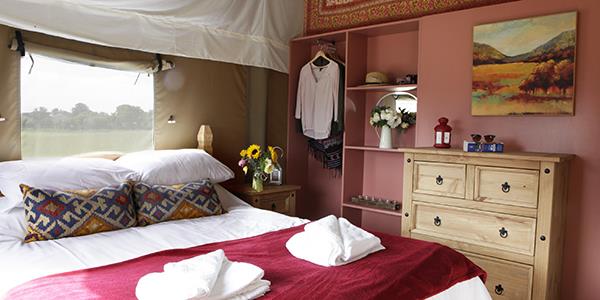 Glamping bedroom red decor