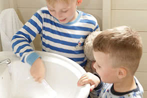 Kids brushing teeth before bed - thumbnail